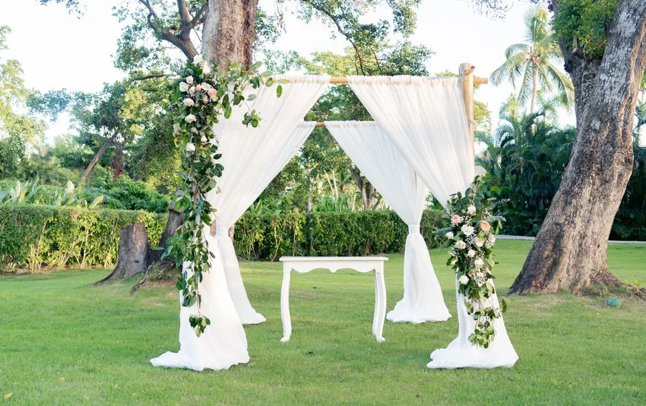 Floral urns flanking a ceremony space